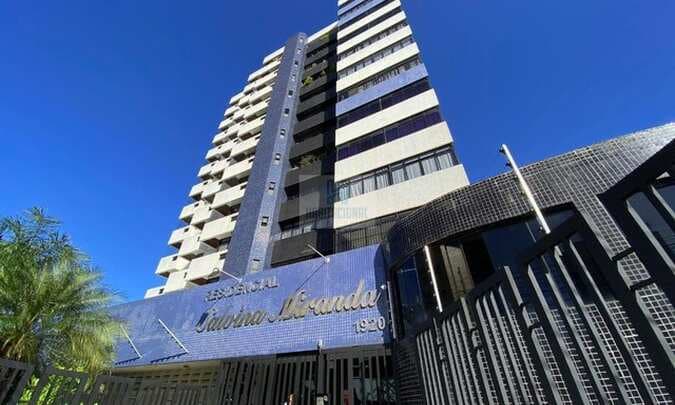 Apartamento em Candelária com 4 suítes e 5 banheiros à Venda, 264 m²
